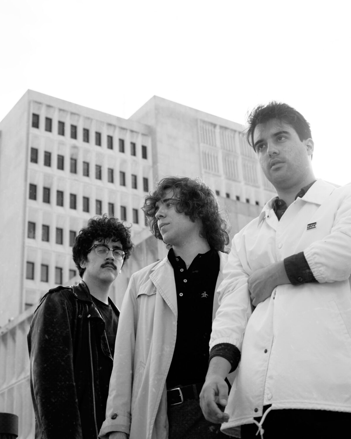 La Trinidad presenta "La Edificios Que Se Derrumban". Su esperado debut, ya disponible