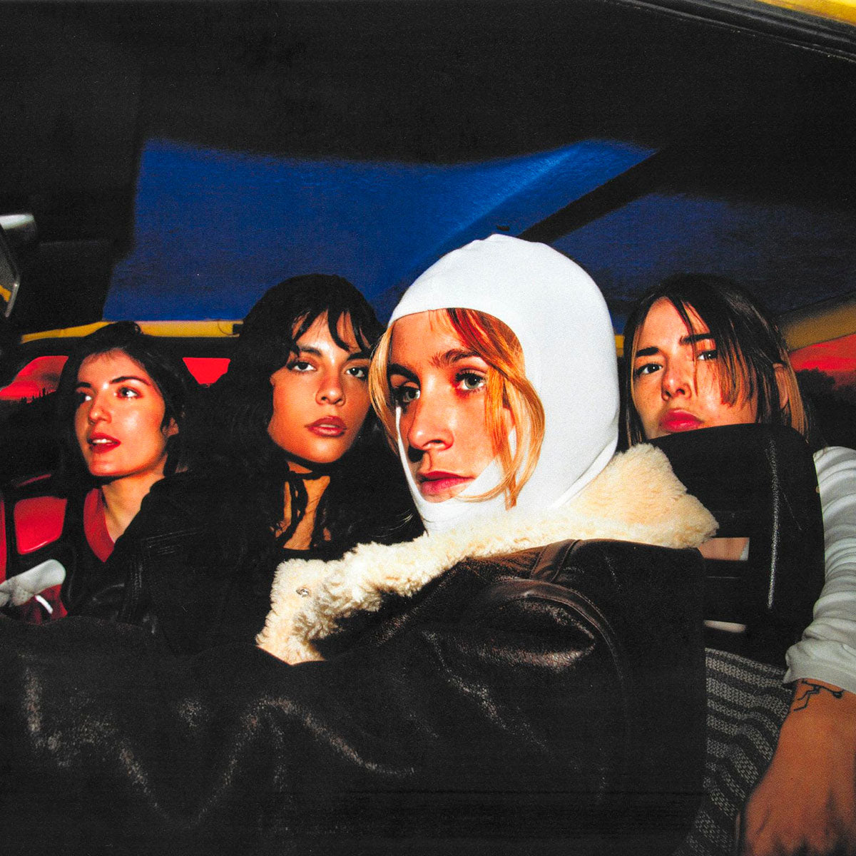 Cariño encuentra su nuevo sonido junto a Girl Ultra en "Locochona"