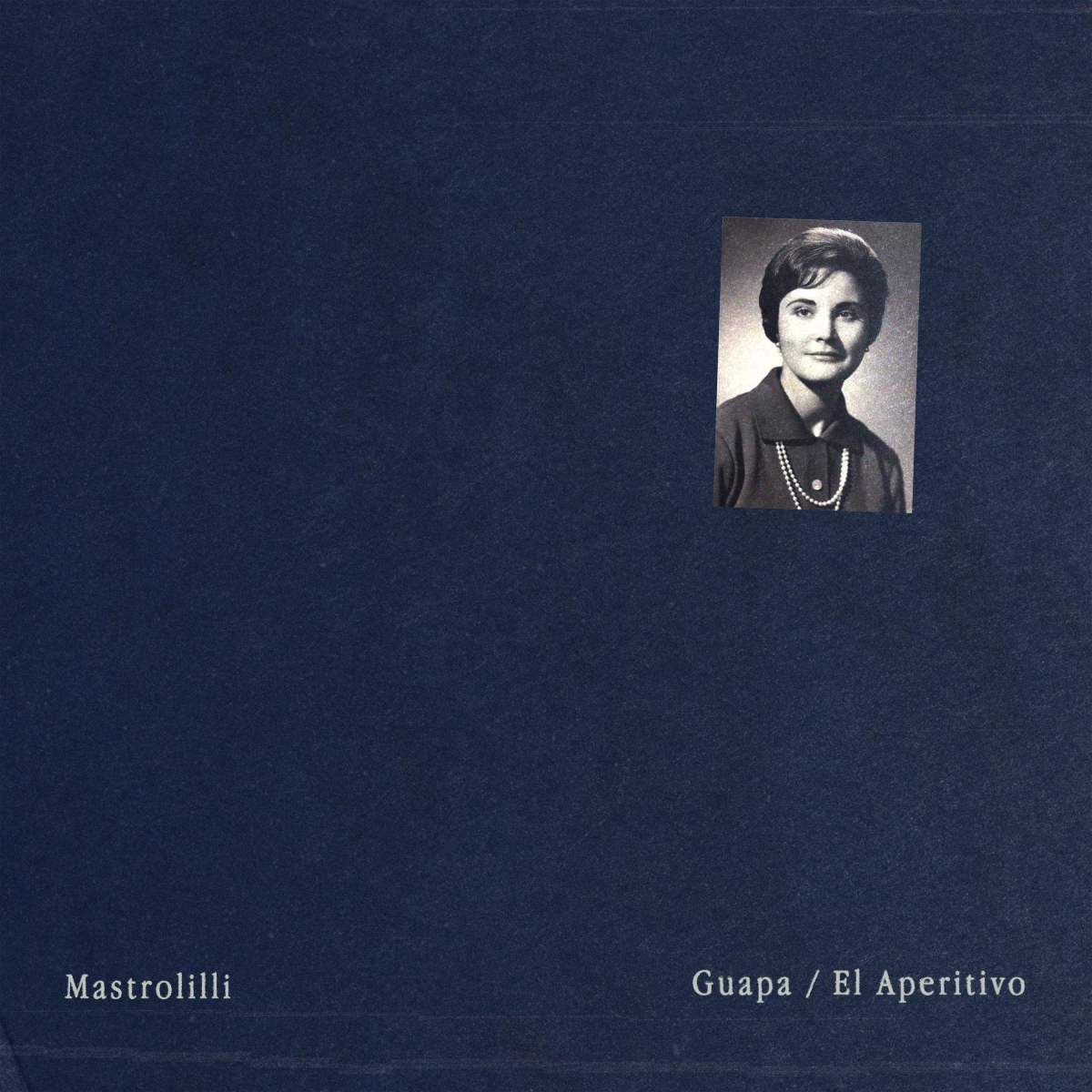 Mastrolilli presenta su doble single Guapa//El aperitivo al grito de "Pedro Sánchez traidor"