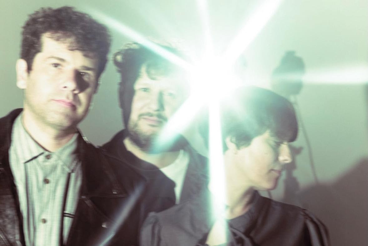 triangulo-de-amor-bizarro-pat-a-trenca-promo